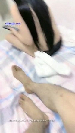 和戴眼镜骚货表嫂偷情啪啪 漂亮美乳表嫂玩游戏拉过来就操 无套直接插浪穴 后入冲刺内射 大屌干到穴洞外翻 截图5