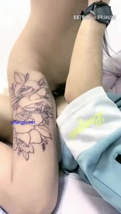 和戴眼镜骚货表嫂偷情啪啪 漂亮美乳表嫂玩游戏拉过来就操 无套直接插浪穴 后入冲刺内射 大屌干到穴洞外翻 截图11