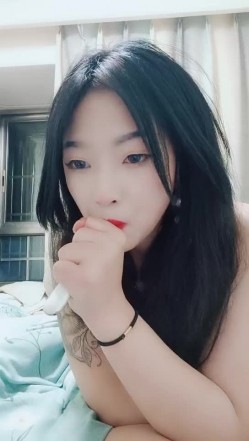 豹纹小妹跟小哥激情啪啪全程露脸口交大鸡巴，道具激情抽插骚穴，性感的奶子上都种上草莓了，让小哥无情 截图7