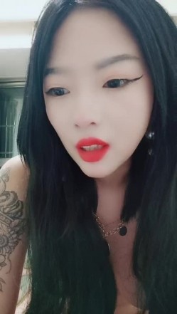 豹纹小妹跟小哥激情啪啪全程露脸口交大鸡巴，道具激情抽插骚穴，性感的奶子上都种上草莓了，让小哥无情 截图10