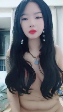 豹纹小妹跟小哥激情啪啪全程露脸口交大鸡巴，道具激情抽插骚穴，性感的奶子上都种上草莓了，让小哥无情 截图11