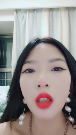 豹纹小妹跟小哥激情啪啪全程露脸口交大鸡巴，道具激情抽插骚穴，性感的奶子上都种上草莓了，让小哥无情 截图12