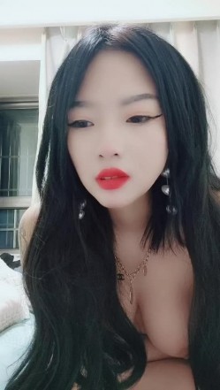 豹纹小妹跟小哥激情啪啪全程露脸口交大鸡巴，道具激情抽插骚穴，性感的奶子上都种上草莓了，让小哥无情 截图13