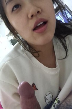 素颜出镜的女友教师，能吃鸡很开心，脸上的笑容灿烂，‘来一次吗’，嗯摁嗯！ 截图11