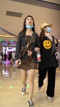 论坛VIP资源大师极限贴身CD超多漂亮小姐姐亮点多多各种骚丁露臀蕾丝骚内COSER美眉直接真空露逼 截图1