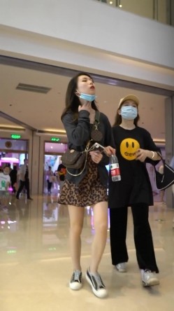 论坛VIP资源大师极限贴身CD超多漂亮小姐姐亮点多多各种骚丁露臀蕾丝骚内COSER美眉直接真空露逼 截图2