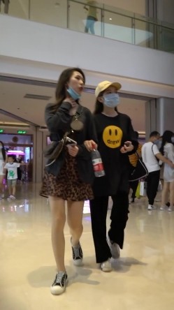论坛VIP资源大师极限贴身CD超多漂亮小姐姐亮点多多各种骚丁露臀蕾丝骚内COSER美眉直接真空露逼 截图3
