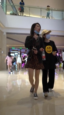 论坛VIP资源大师极限贴身CD超多漂亮小姐姐亮点多多各种骚丁露臀蕾丝骚内COSER美眉直接真空露逼 截图4