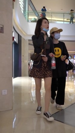 论坛VIP资源大师极限贴身CD超多漂亮小姐姐亮点多多各种骚丁露臀蕾丝骚内COSER美眉直接真空露逼 截图5