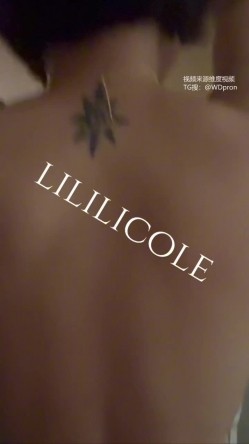 专泡良家大神『LILILICOLE』翘臀骚货一边穿着高跟黑丝一边女上摇摆，只需躺着据能享受全自动炮架服务 截图13