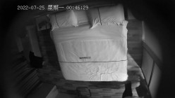 新流出美驿嘉酒店式公寓偷拍 ️光头哥貌似下春药把妹子搞得浑身欲火操到一半 问还痒吗 截图1