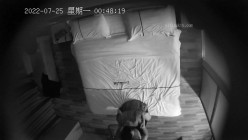 新流出美驿嘉酒店式公寓偷拍 ️光头哥貌似下春药把妹子搞得浑身欲火操到一半 问还痒吗 截图2