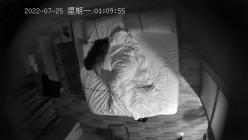 新流出美驿嘉酒店式公寓偷拍 ️光头哥貌似下春药把妹子搞得浑身欲火操到一半 问还痒吗 截图8