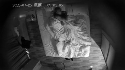 新流出美驿嘉酒店式公寓偷拍 ️光头哥貌似下春药把妹子搞得浑身欲火操到一半 问还痒吗 截图14