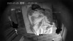 新流出美驿嘉酒店式公寓偷拍 ️光头哥貌似下春药把妹子搞得浑身欲火操到一半 问还痒吗 截图15