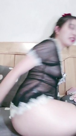 萝莉美少女 小九玥 ，‘最近吃太多上火的东西啦，一直咳嗽，但想被哥哥干，插我的小骚逼’！ 截图7