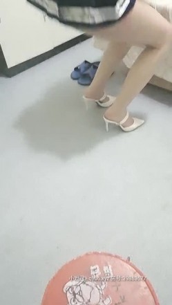 骚女人制服丝袜高跟口交大鸡巴让小哥各种抽插爆草射嘴里，用AV棒把鸡巴按进蛋蛋里刮毛，舔硬继续草射逼上 截图1