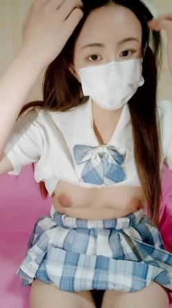 双马尾外表文静妹妹！JK装道具自慰！张开双腿多毛骚逼，粗大假屌抽插，低低呻吟娇喘 截图5