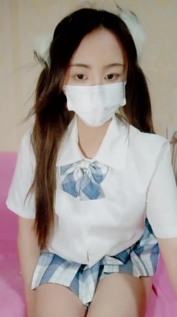 双马尾外表文静妹妹！JK装道具自慰！张开双腿多毛骚逼，粗大假屌抽插，低低呻吟娇喘 截图13
