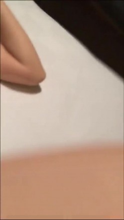 教害羞清纯学妹吃鸡,虽然是新手但吸得男友好舒服啊，长长的一声呻吟从喉咙低吟出来，要上头！！ 截图2