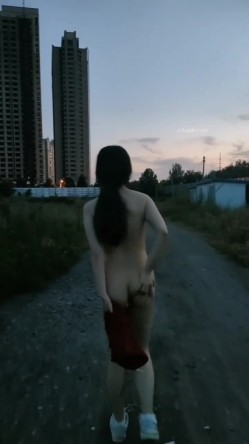 露出界天花板满级狂人！身材苗条性感网红【兔兔】私拍，学校公园商场各种场所人前露出翻屁眼露逼紫薇喷水 截图5