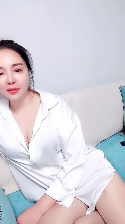 【柠曦】饥渴丝袜美少妇骑乘后入口交乳交拔出射精 截图1
