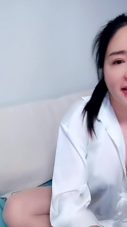 【柠曦】饥渴丝袜美少妇骑乘后入口交乳交拔出射精 截图5