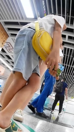 大神尾随偷拍美女裙底风光 少妇腿夹矿泉水瓶黑色窄内制服JK学妹逛街身材极品白色条纹内内可爱风沾着分泌物 截图8