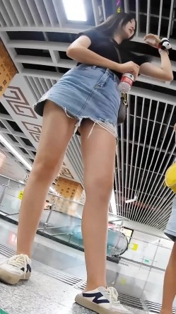 大神尾随偷拍美女裙底风光 少妇腿夹矿泉水瓶黑色窄内制服JK学妹逛街身材极品白色条纹内内可爱风沾着分泌物 截图9