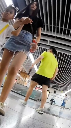 大神尾随偷拍美女裙底风光 少妇腿夹矿泉水瓶黑色窄内制服JK学妹逛街身材极品白色条纹内内可爱风沾着分泌物 截图11