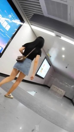 大神尾随偷拍美女裙底风光 少妇腿夹矿泉水瓶黑色窄内制服JK学妹逛街身材极品白色条纹内内可爱风沾着分泌物 截图13