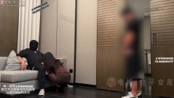 绿帽夫前侵犯『ROSEWU』NTR人妻系列两连发，现场观看自己的背德妻子在单男的鸡巴上沉醉摇曳 截图1