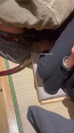 超顶淫妻博主，【琼久】，跟其他单男3P，绿帽男在旁边看别人干自己的老婆，好淫荡的画面 截图1