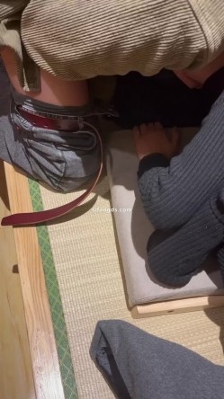 超顶淫妻博主，【琼久】，跟其他单男3P，绿帽男在旁边看别人干自己的老婆，好淫荡的画面 截图2