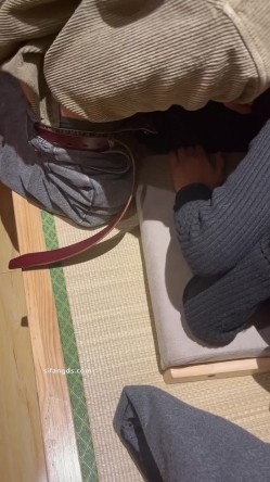 超顶淫妻博主，【琼久】，跟其他单男3P，绿帽男在旁边看别人干自己的老婆，好淫荡的画面 截图4