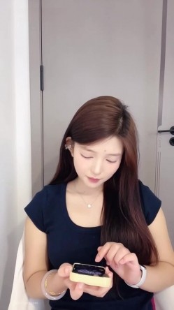 ️大眼睛大奶子清纯美女【辣妹水咸咸】下海裸舞，穿着衣服是女神，脱光秒变淫娃，很反差 截图1