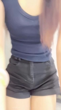 ️大眼睛大奶子清纯美女【辣妹水咸咸】下海裸舞，穿着衣服是女神，脱光秒变淫娃，很反差 截图2