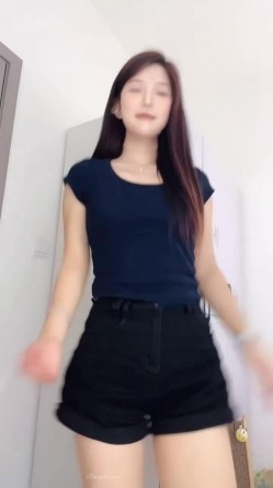 ️大眼睛大奶子清纯美女【辣妹水咸咸】下海裸舞，穿着衣服是女神，脱光秒变淫娃，很反差 截图3