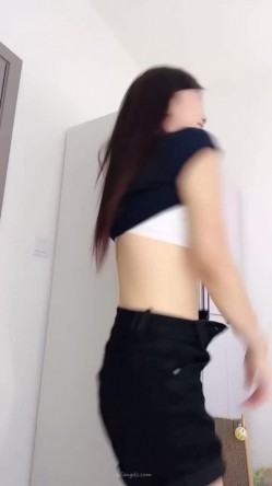 ️大眼睛大奶子清纯美女【辣妹水咸咸】下海裸舞，穿着衣服是女神，脱光秒变淫娃，很反差 截图4