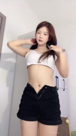 ️大眼睛大奶子清纯美女【辣妹水咸咸】下海裸舞，穿着衣服是女神，脱光秒变淫娃，很反差 截图6