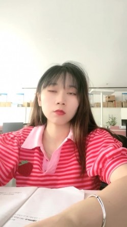 极品大学生，【蔓蔓】，暑期实习，兼职文员，下班了到公厕尿尿，停车场无人处自慰，玩得就是这一份心跳和刺激 截图3