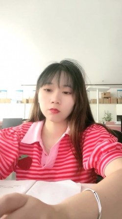 极品大学生，【蔓蔓】，暑期实习，兼职文员，下班了到公厕尿尿，停车场无人处自慰，玩得就是这一份心跳和刺激 截图4