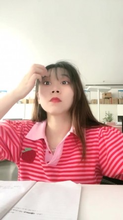 极品大学生，【蔓蔓】，暑期实习，兼职文员，下班了到公厕尿尿，停车场无人处自慰，玩得就是这一份心跳和刺激 截图6