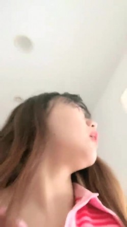 极品大学生，【蔓蔓】，暑期实习，兼职文员，下班了到公厕尿尿，停车场无人处自慰，玩得就是这一份心跳和刺激 截图12