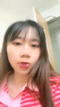 极品大学生，【蔓蔓】，暑期实习，兼职文员，下班了到公厕尿尿，停车场无人处自慰，玩得就是这一份心跳和刺激 截图14