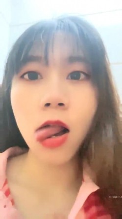 极品大学生，【蔓蔓】，暑期实习，兼职文员，下班了到公厕尿尿，停车场无人处自慰，玩得就是这一份心跳和刺激 截图15