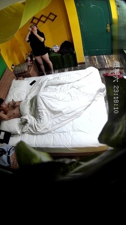 《萤石云高清摄像头破解》偷窥小哥让大奶子女友换上情趣黑丝啪啪啪 截图7