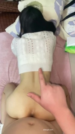 换妻淫妻淫乱盛宴『18号社区』真实原创夫妻交流群自拍投稿，看自己老婆在别人胯下婉转呻吟！ 截图13