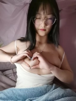 露脸极品反差女大生，高颜值女神级别【雪儿】私拍，穿衣和脱衣判若两人，放尿车震道具自摸被金主无套各种输出 截图4