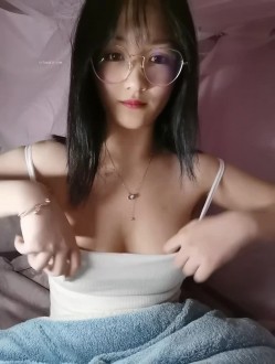 露脸极品反差女大生，高颜值女神级别【雪儿】私拍，穿衣和脱衣判若两人，放尿车震道具自摸被金主无套各种输出 截图14